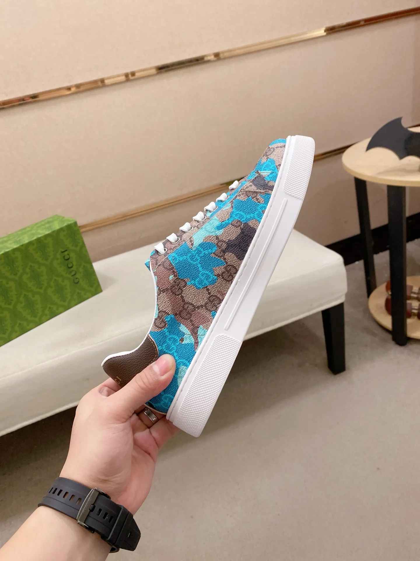 Ex-factory price 380💰【Gucci】Gucci men’s latest series of casual shoes! The official website is built 1:1. The upper is made of imported high-quality cowhide, and the lining is made of high-quality sheepskin, which is soft and comfortable. Picky selection of materials and exquisite workmanship give you the best enjoyment. Number of yards: 38-44 yards.
